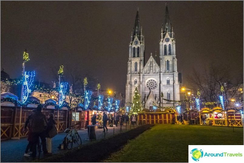 Kerk van St. Ludmila in Praag - een gezellig plein in het stadscentrum