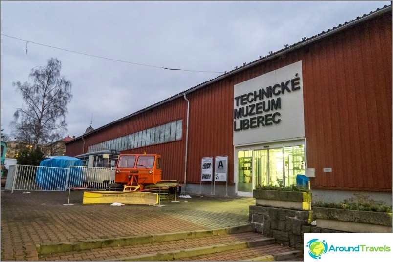 Museo Técnico de Liberec - autos antiguos y locomotoras de vapor