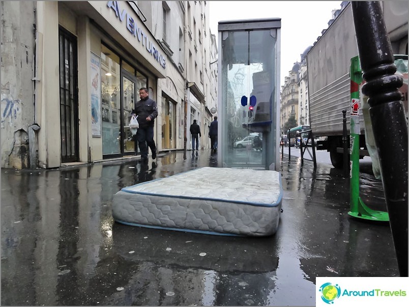 Paris sokaklarındaki şilteler yaygındır.