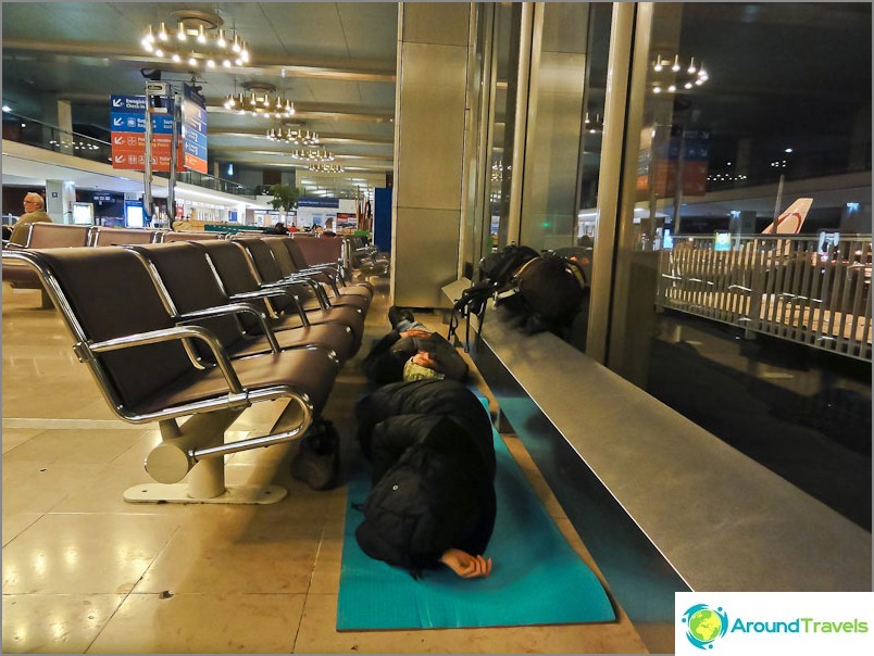 Nuit à l'aéroport de Paris Orly.