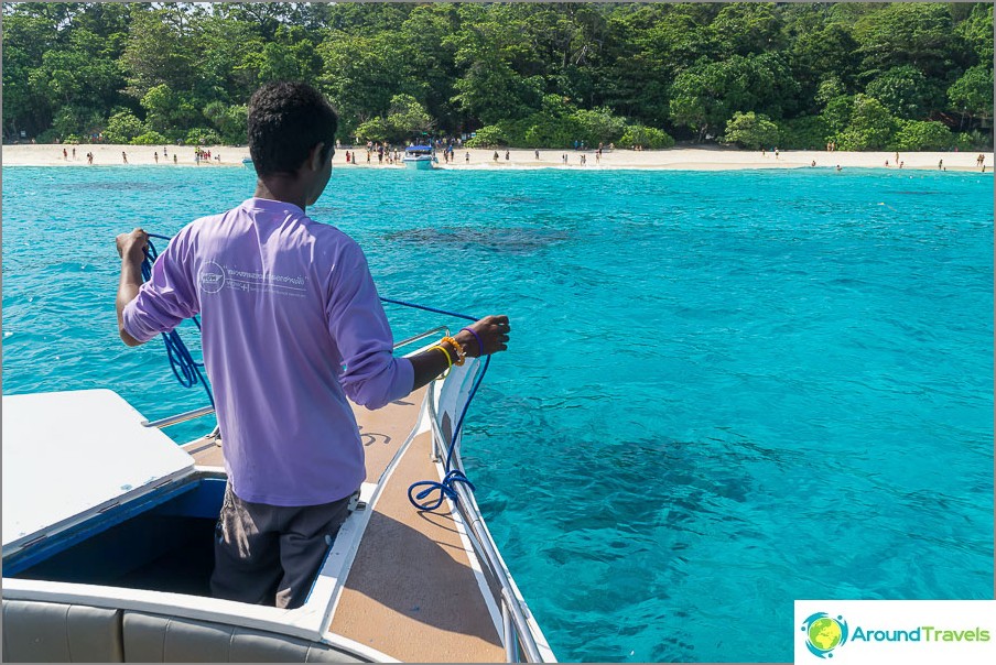 We are sailing to island 4, pay attention to the color of the water!