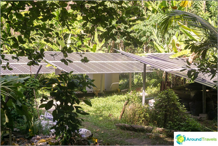 A eletricidade é extraída dos painéis solares.