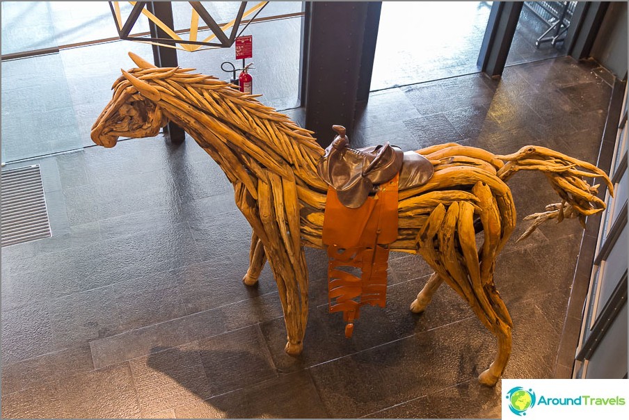 The horse is not made of wax and just stands in the shopping center, but I liked it very much