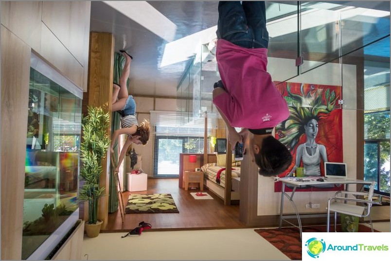 Omgekeerd huis in Phuket - entertainment voor kinderen en selfies