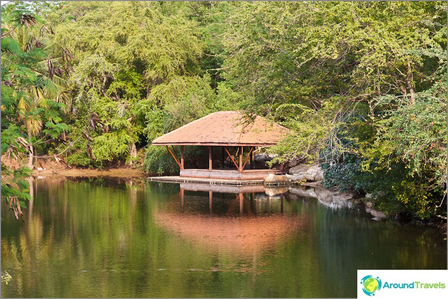 Gazebo lângă templu