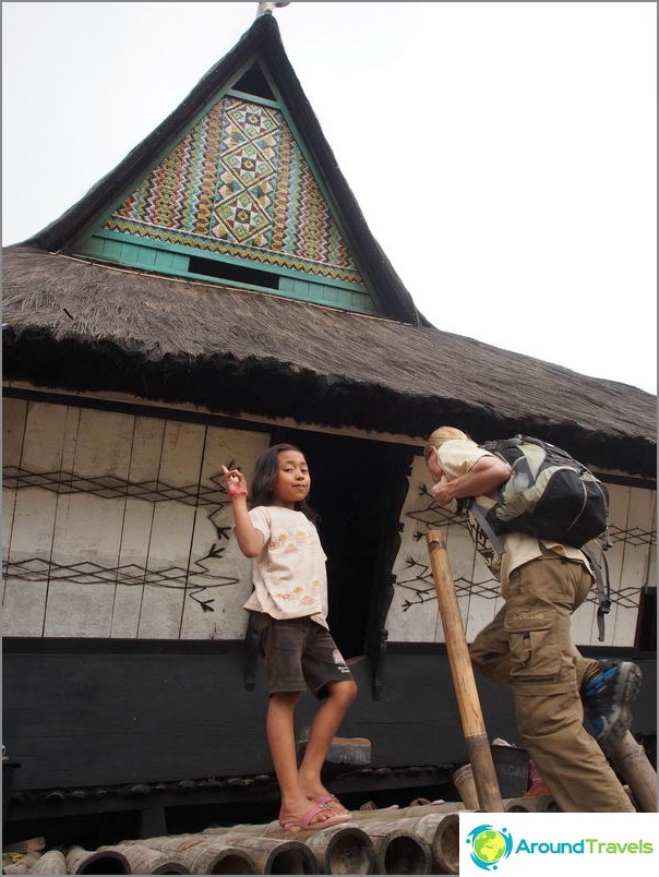 We go to visit the traditional village of Karo Dokan