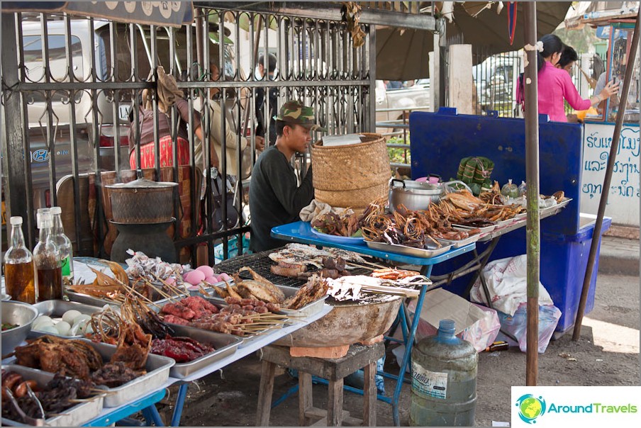 Food on the street, just like in Thailand