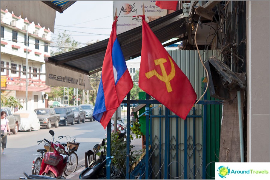 Komunistické vlajky na všetkých uliciach Vientiane