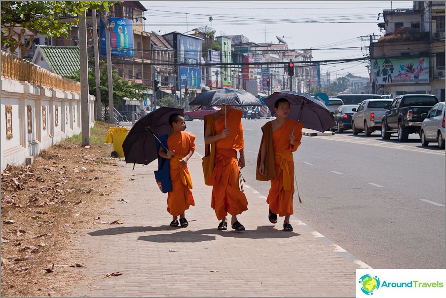 Всички монаси с чадъри