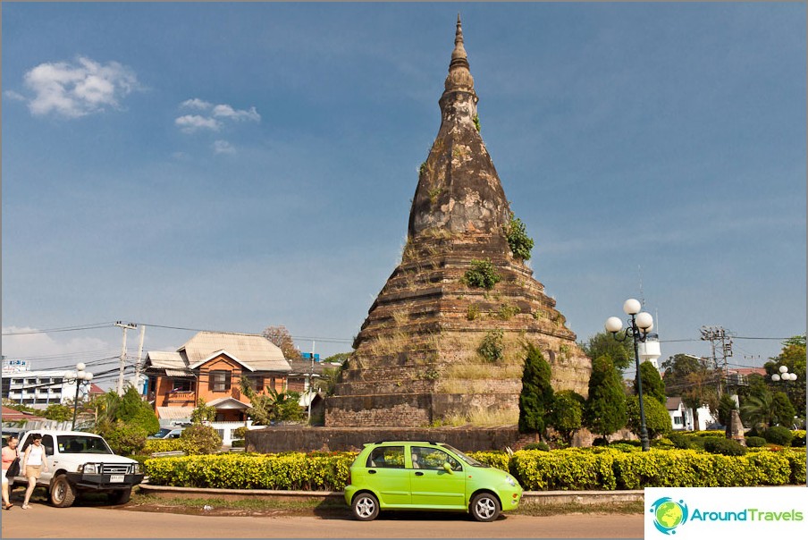 Stupa That Dam - prva atrakcija Vientianea