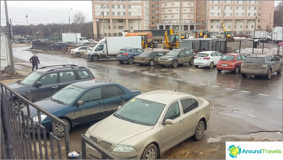 Estacionamiento cerca de la policía de tránsito en la autopista 170D de Varsovia