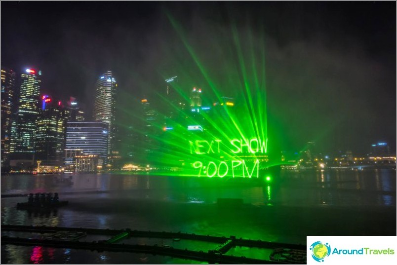 Lasershow in Singapur in der Nähe von Marina Bay - Brunnen, Laser und Licht