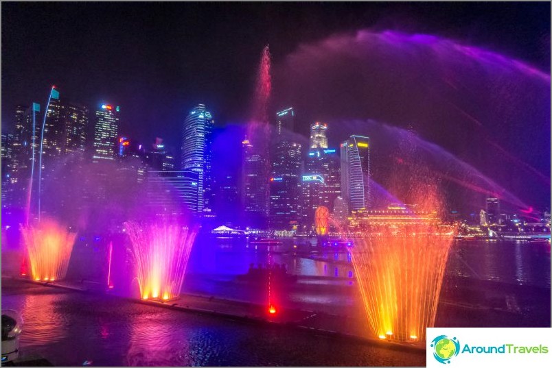 Lasershow in Singapur in der Nähe von Marina Bay - Brunnen, Laser und Licht