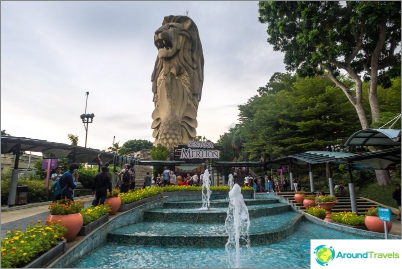 Lion - a symbol of Singapore and an observation deck