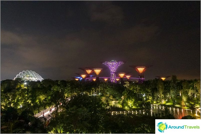 Blick von der Brücke zum Einkaufszentrum durch das Marina Bay Hotel