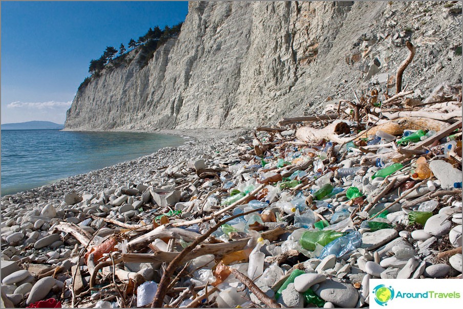 Śmieci na dzikich plażach Morza Czarnego