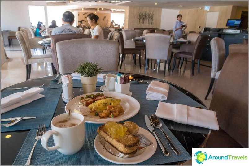 Mi desayuno, puedes sentarte afuera en el balcón del segundo piso