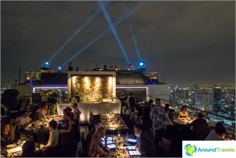 Depois de atravessar o restaurante, chegamos ao Bar Vertigo Mooon