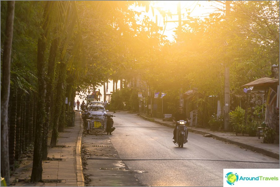 Pretty Sweet Alley - Acesso ao mar em Bang Niang Road