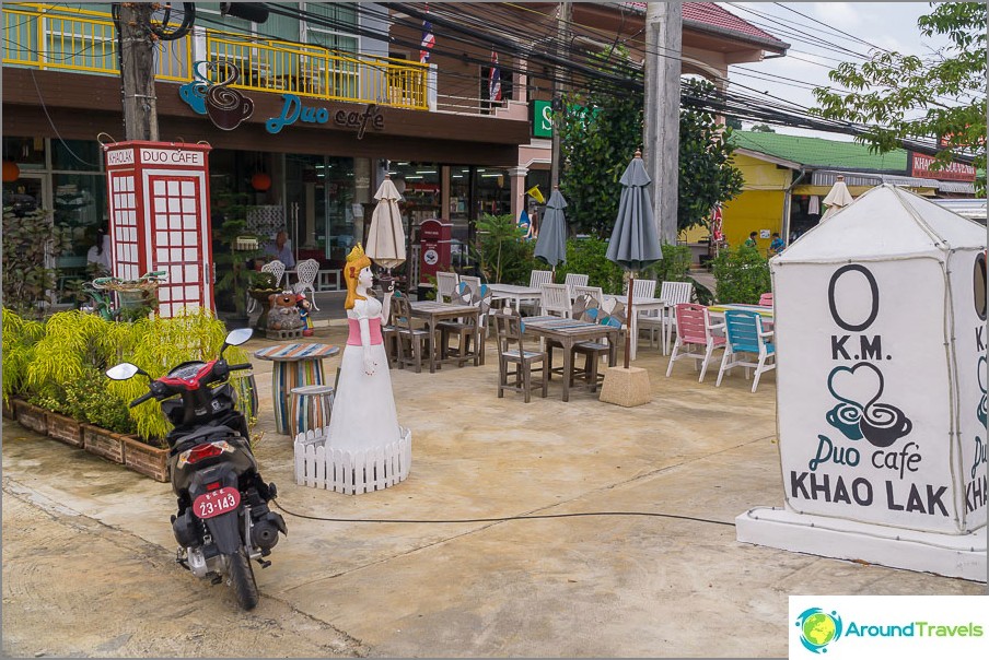 Intérieur mignon au café