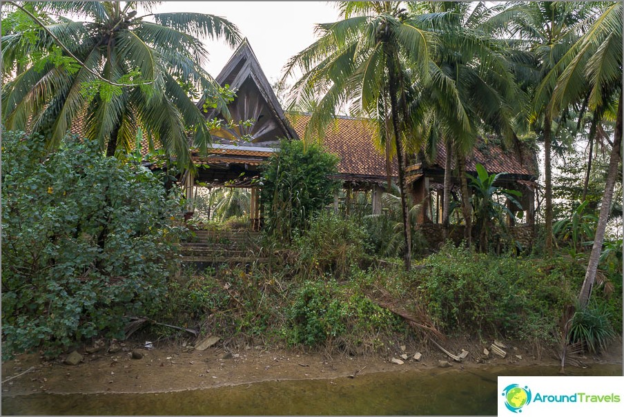 Verwoeste Tsunami Hotel aan Khuk Khak Beach