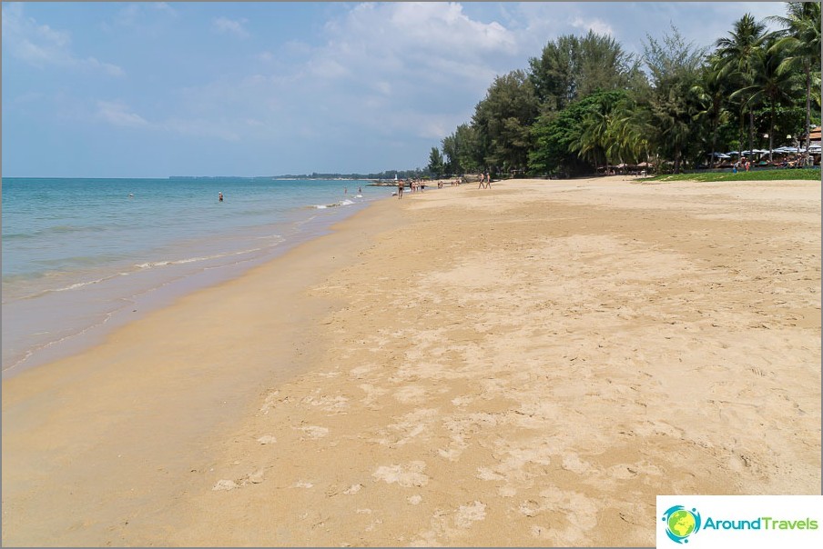 Le soleil couchant sur la plage