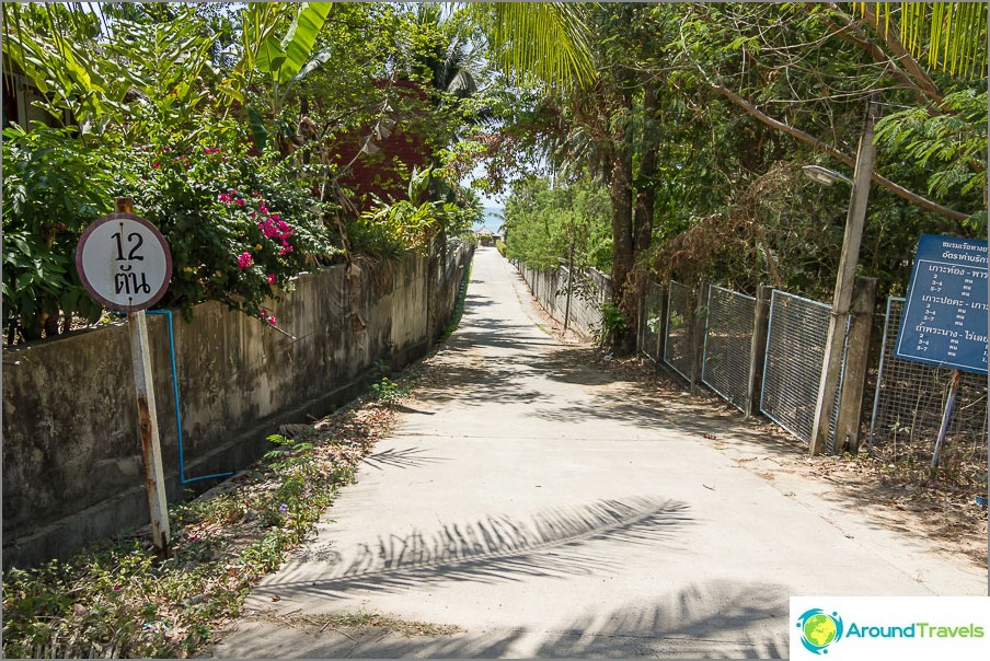 A Klong Muang Beach felé vezető sáv