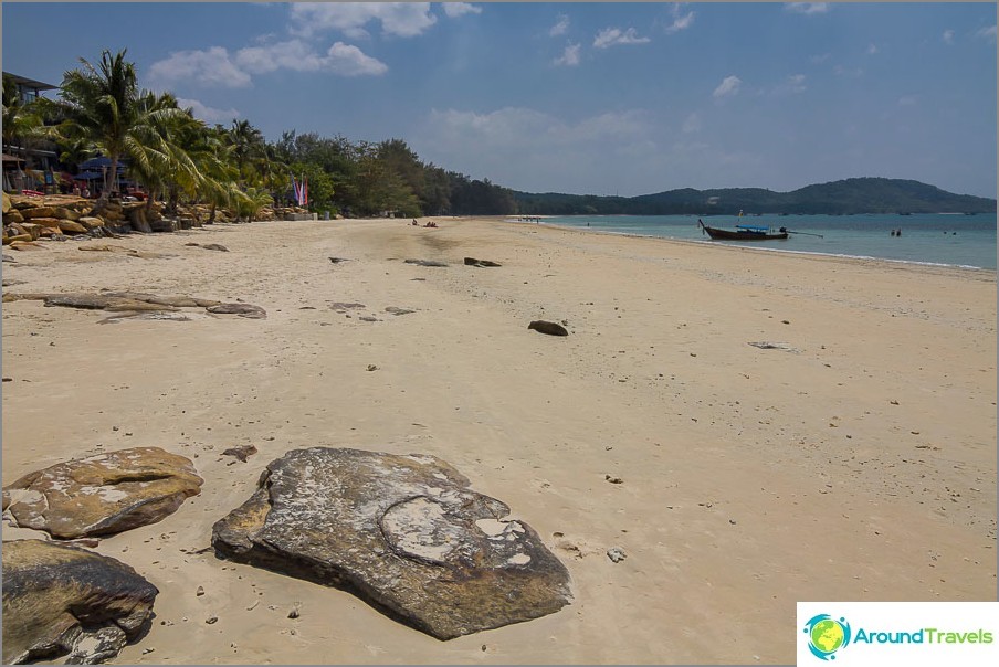 Klong Muang Beach nel mezzo, vista a sinistra verso Sheraton Hotel