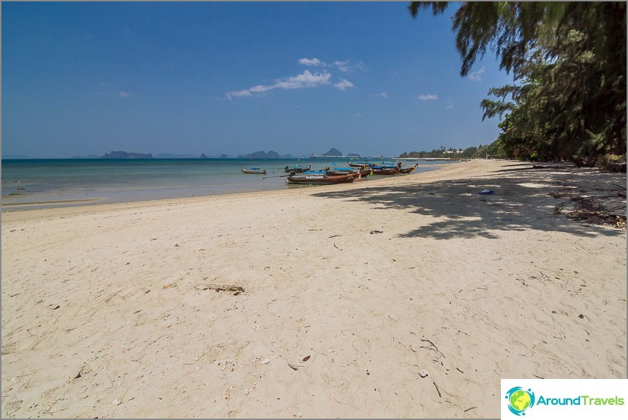 Plaja Klong Muang din mijloc, vedere dreapta spre hotelul Sofitel