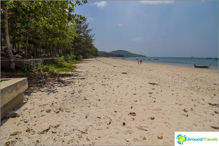 หาดคลองม่วงด้านซ้ายใกล้กับโรงแรมเชอราตัน