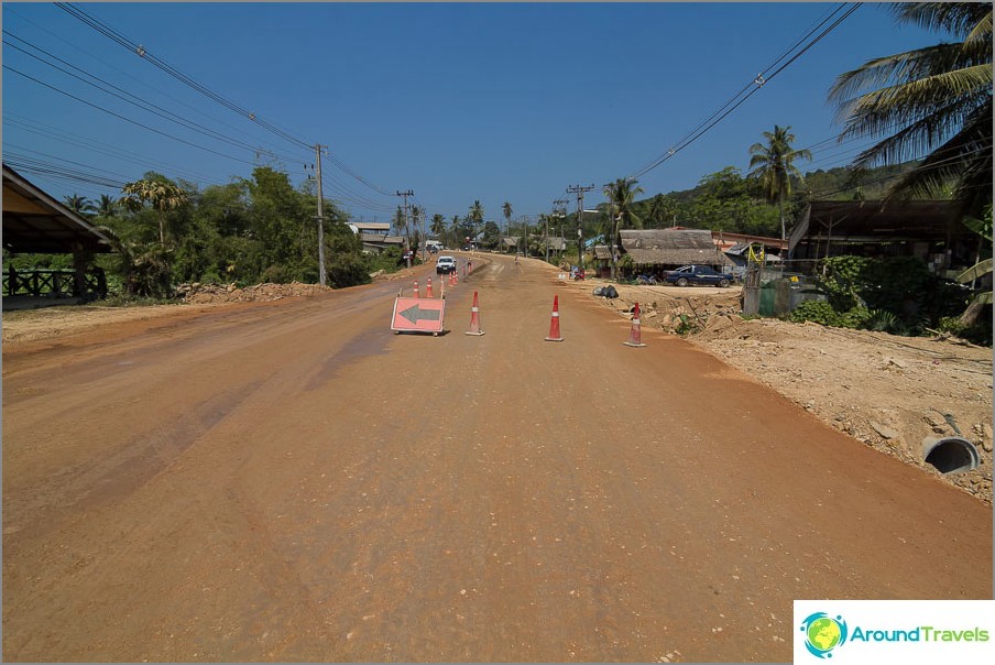 So sieht die Straße nach Klong Muang aus, die Reparatur läuft seit sechs Monaten