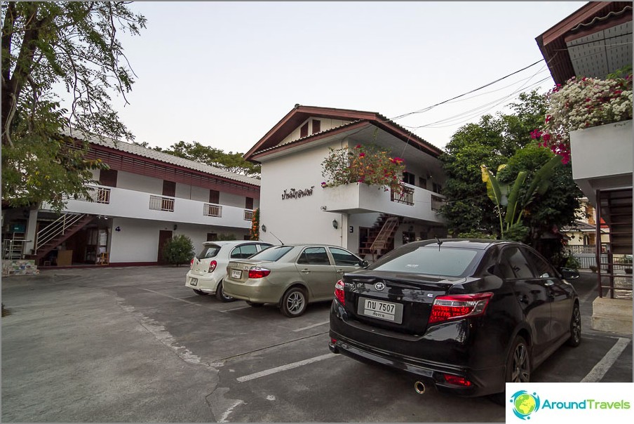 Parkeren bij Baan Nukanong Guesthouse