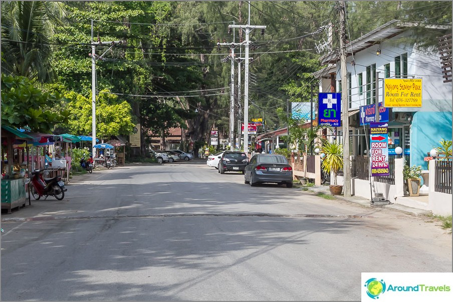 ถนนสายหลักและที่เดียวในยาง