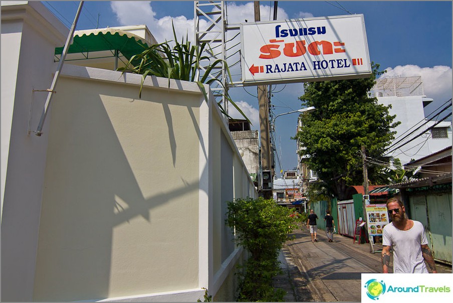 Signpost in lane Samsen Soi 6