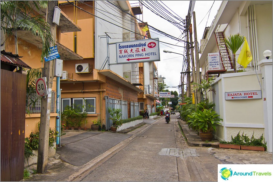 Rua estreita Samsen 6, onde o hotel está localizado