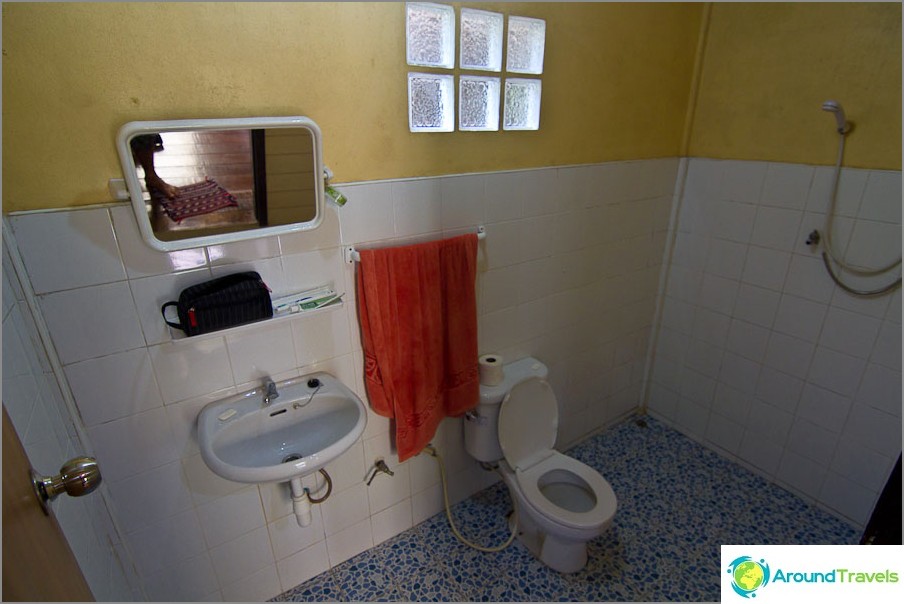 Standard bathroom with hot water