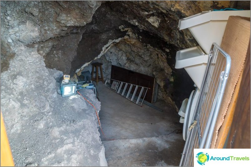 Há uma máquina de lavar em uma caverna separada