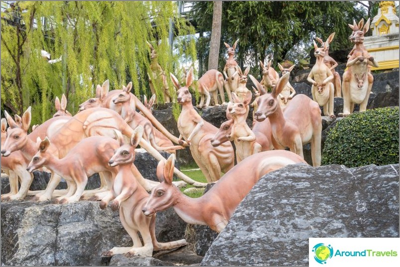庭は、さまざまな動物の何千ものコンクリートで描かれた人物で飾られています