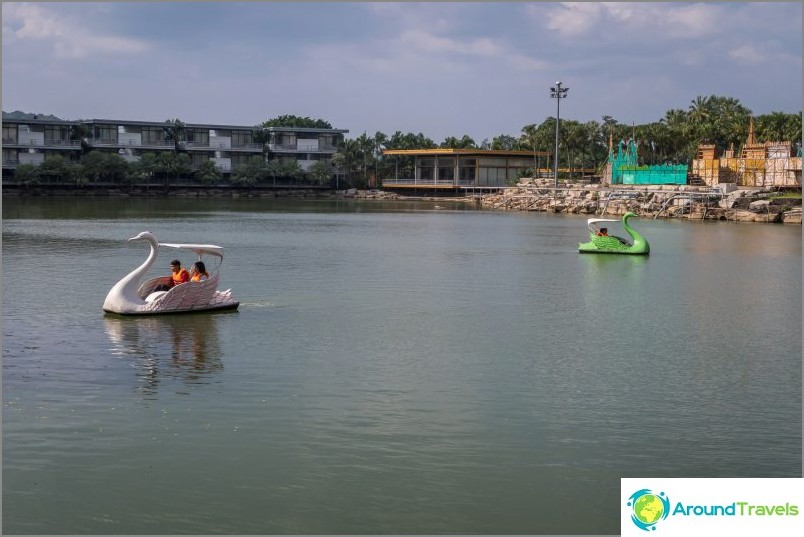 A lake where you can ride a catamaran