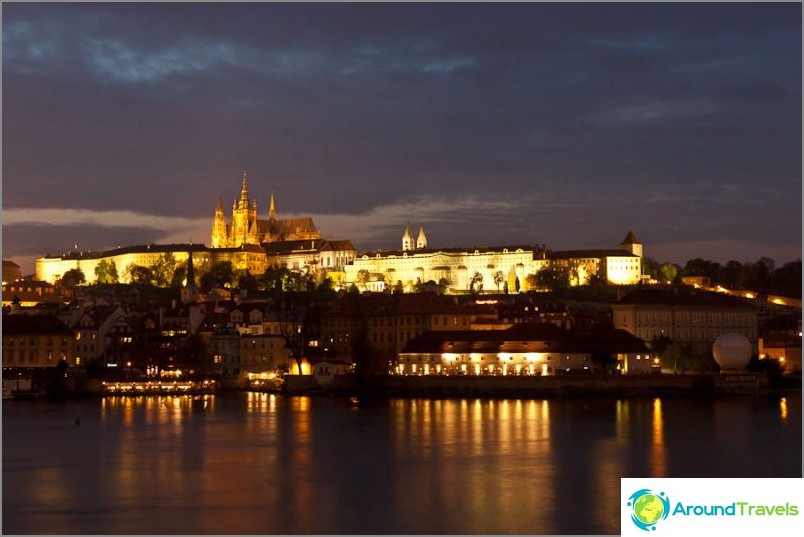 Вечерният пражки замък в Прага