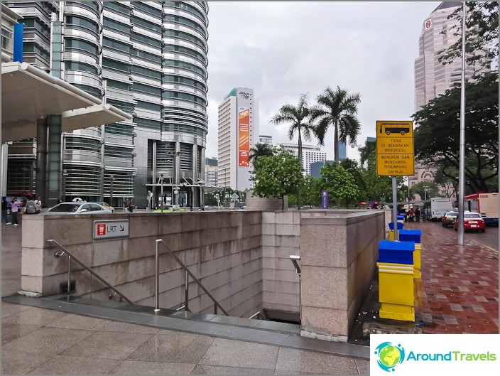 Entrada al metro LRT Kuala Lumpur