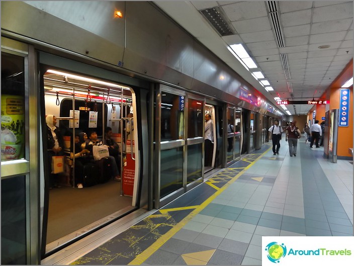 Estação LRT no metrô de Kuala Lumpur