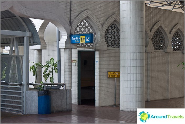 Baños en la estación de KTM Komuter