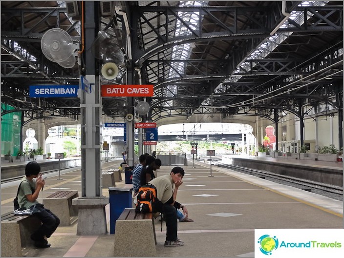 แพลตฟอร์มสถานี KTM Komuter พร้อมตัวบ่งชี้ทิศทาง