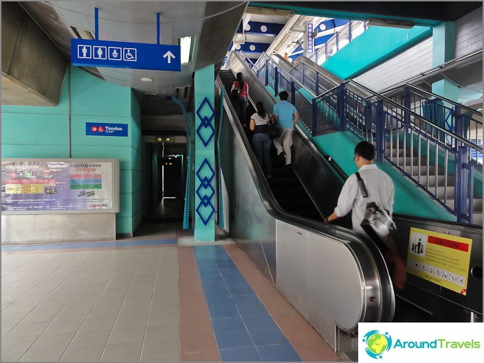 Aseo en la estación de LRT en el metro de Kuala Lumpur