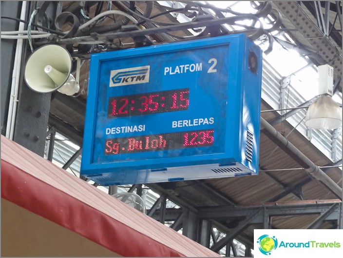 Scorebord met de aankomsttijd van de dichtstbijzijnde trein naar het KTM Komuter-station