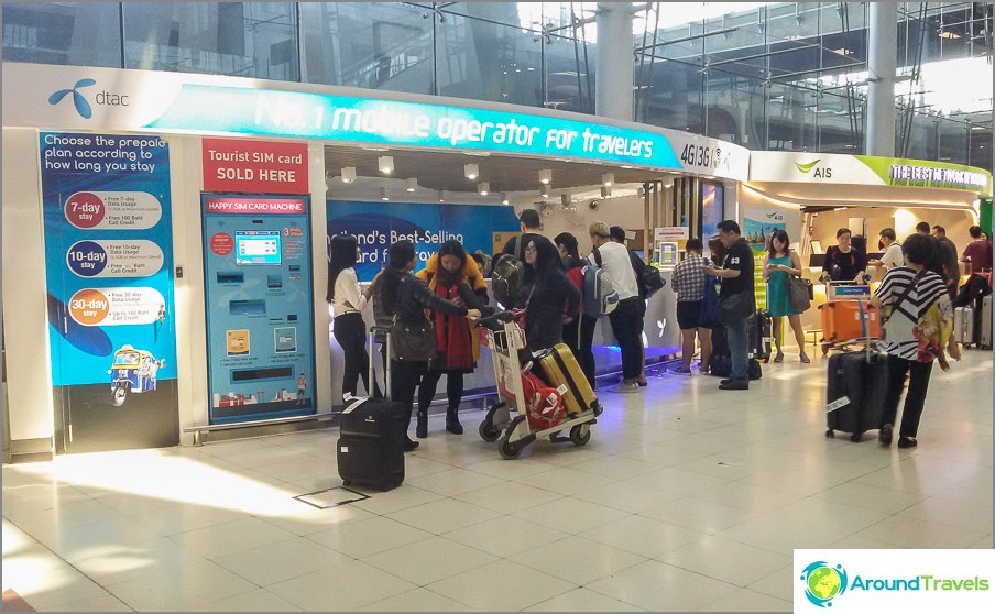 DTAC and AIS desks in the arrivals area of ​​Suvarnabhumi Airport