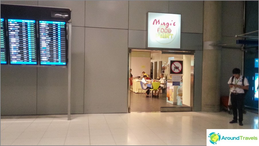 Food court al 1 ° piano dell'aeroporto di Suvarnabhumi