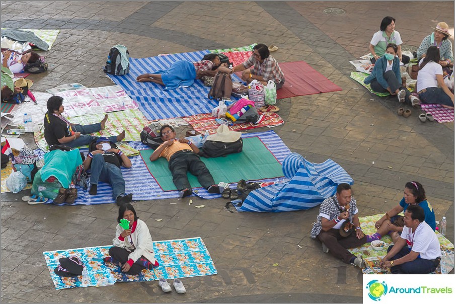 Some live near the Victory Monument