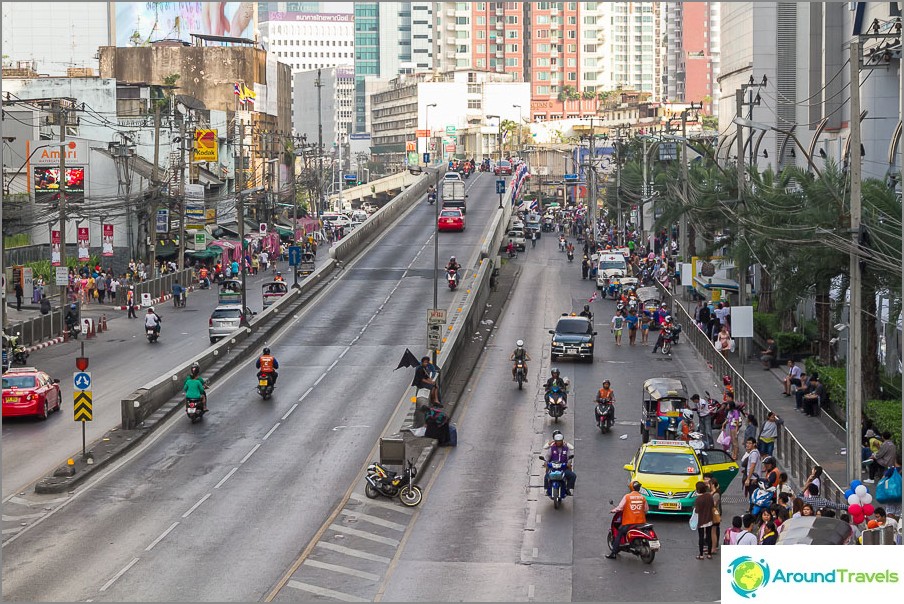 Near Pantip Plaza, the road is moving, and the street perpendicular to it is occupied by demonstrators